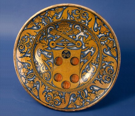 Large dish with plant-pattern border; in the center, the arms of a Medici pope