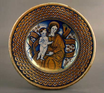 Large dish with scale border; in the center, the Madonna and Child