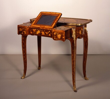 Writing and Toilet Table (table m&eacute;canique)