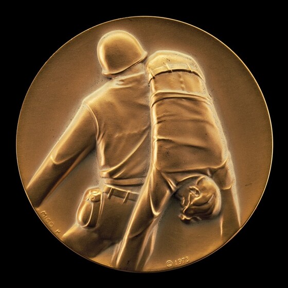 Mico Kaufman (designer), Medallic Art Company (manufacturer), Soldier Carrying a Wounded Comrade [reverse], 1973