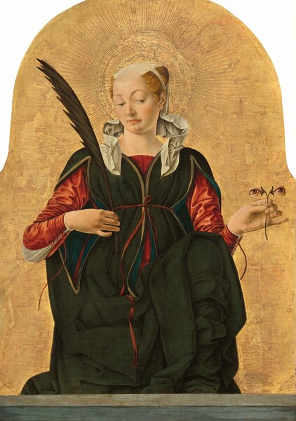 Shown from the knees up behind a gray ledge, a woman with pale, peachy skin stands holding a palm frond in one hand and a disembodied pair of eyes branching from a stem like a flower in the other in this vertical, arched painting. Against a gold background, the woman’s body faces us, but her head turns to our left even as she cuts her hooded, light gray eyes down to the pair of disembodied eyes she holds to our right. On her oval face, one of her curving brows is lifted, and she has a rounded chin, flushed cheeks, and her pink lips are closed. Her blond hair is pulled up under a sheer white head covering, and the ends of opaque white fabric, like a scarf, flutter up over each her shoulders. She wears a ruby-red dress with ties up the sleeves, which are worn over a white undergarment. Over the dress, her forest-green robe is tied under her bust, and the edges are bordered with gold along the slitted openings for the sleeves and down the front. Green drapery falls behind the gray ledge, but is bunched up to our right, suggesting that one foot rests up on the ledge so the knee is at hip height. In her right hand, to our left, she holds a dark green palm frond with long, blade-like leaves. Held delicately in her other hand, the disembodied pair of eyes are attached with leaf-like sepals where the petals of a flower usually connect with the stem. The eyes are light brown and seem to look up between peach-colored upper and lower lids. A gold halo with radiating lines is incised into the gold background around the woman’s head. The top half of the panel is arched.
