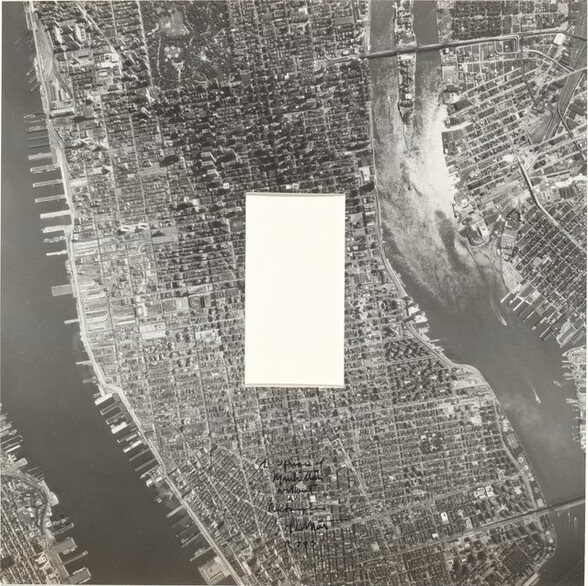 A Square of Manhattan without a Rectangle