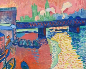 We seem to hover over a river across from a bridge with a city skyline beyond in this horizontal landscape, which is painted entirely with broad, visible brushstrokes in vivid, saturated colors. The river spans nearly the width of the canvas, and the riverbank is lined to our left with a row of several buildings between us and the bridge. Those buildings are outlined with royal blue and filled in with mostly flat areas of color in coral pink, mint green, tangerine orange, and pinkish-tan. Letters across the top of the building farthest from us reads “BREVER.” Eight boats are tied up at the foot of the buildings. The pointed hulls of three extend into the scene from the lower left corner, painted in marigold orange and outlined in cobalt blue. Five more boats, with rounded prows and hulls and painted with lapis blue and muted aqua, line up like a row of empty shoes. The bridge runs from behind the tallest building to our left across and off the canvas, and is painted with deep lapis-blue with crimson-red Xes crisscrossing the span to suggest trestles. The front faces of the pilings below are also highlighted with crimson red. The river fills most of the bottom half of the painting. The water to our left is painted as a field of coral pink with a few, short horizontal baby and cobalt blue strokes, suggesting reflections of the boats and a bridge piling. A narrow band of kiwi green and sky blue lines the pink field to our right. Next to it, the water is painted as short, horizontal, disconnected strokes and dots mostly in bumblebee yellow with some strokes in bubblegum pink and pale burnt orange, all against the off-white of the canvas below. The final zone, to our right, is more densely painted with short dashes in indigo, turquoise, and aqua. Beyond the bridge, the skyline is painted in silhouette with the spiky spires of Big Ben and the Houses of Parliament to our left in mint green and a mass of shorter buildings in periwinkle blue to our right. Four clouds of pale yellow billow off the bridge in front of the skyline. The sky above is painted with short and long vertical strokes of butter yellow, rose pink, pale orange, and a few areas of watermelon pink. The artist signed the work with cobalt-blue paint near the lower left corner: “a derain.”