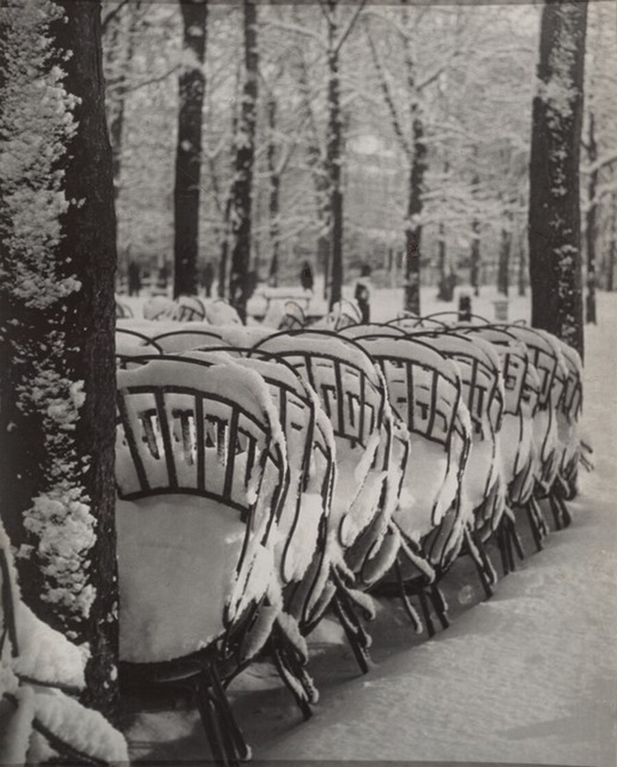 Brassaï, L'hiver au jardin du Luxembourg (Winter in the Luxembourg Gardens), 1947